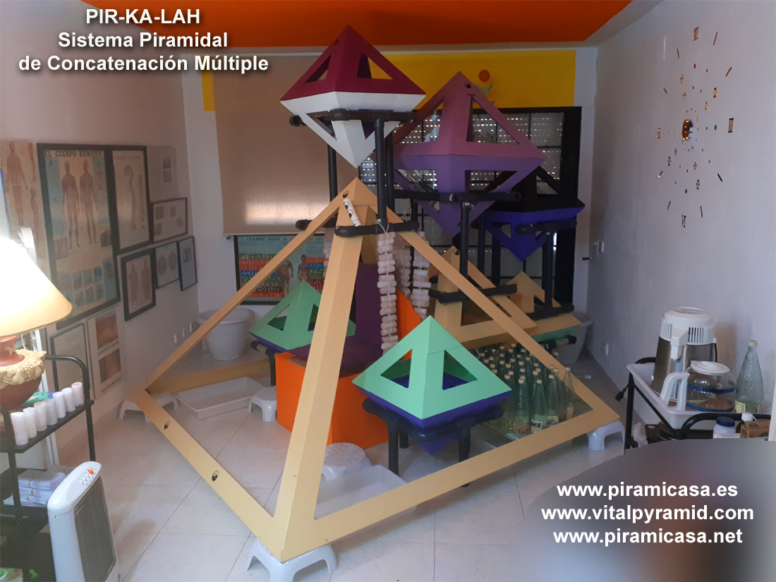 Camilo con pirámides terapéuticas