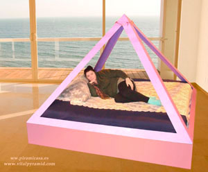 Mujer en pirámide rosa
